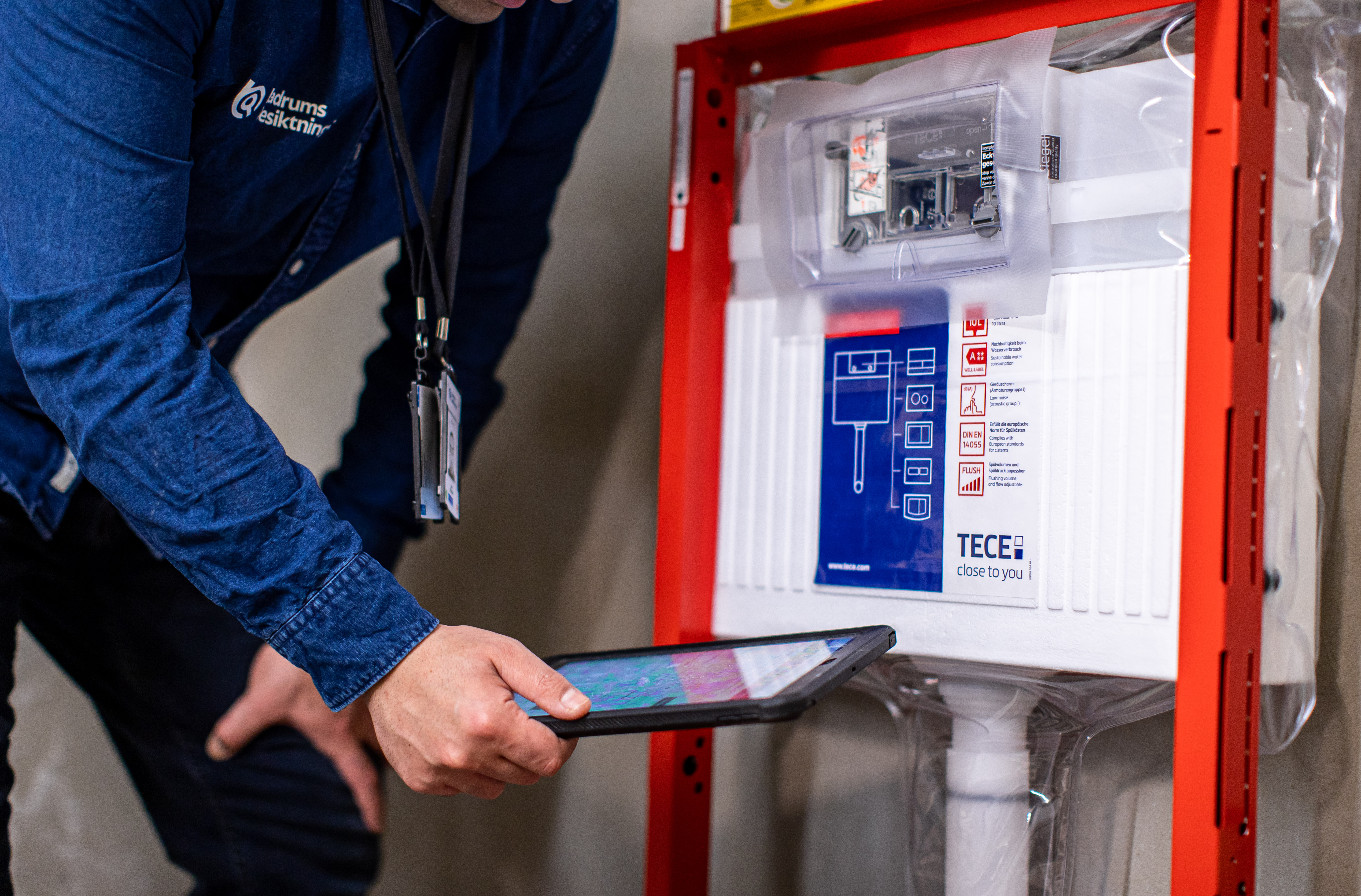 Sajad Mirkhalafi på Badrumsbesiktningar kontrollerar att WC-fixturen TECE Safetybag är rätt installerad.